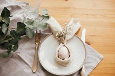 Paskalya kahvaltısı sofrasında yumurta ve paskalya tavşanı şekerlemesi.