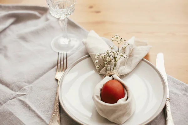 Easter table decorations. Stylish Easter brunch table setting wi — Stock Photo, Image