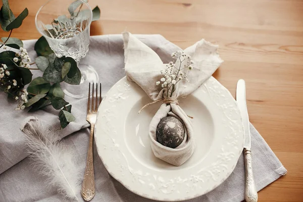 Stylish Easter brunch table setting with egg in easter bunny nap — Stock Photo, Image