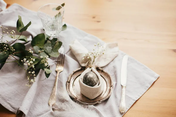 Décoration de table de Pâques. Oeuf gris teint naturel moderne sur serviette — Photo
