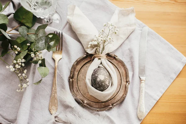 Elegante tavolo da brunch pasquale con uovo nel pisolino di coniglio pasquale — Foto Stock