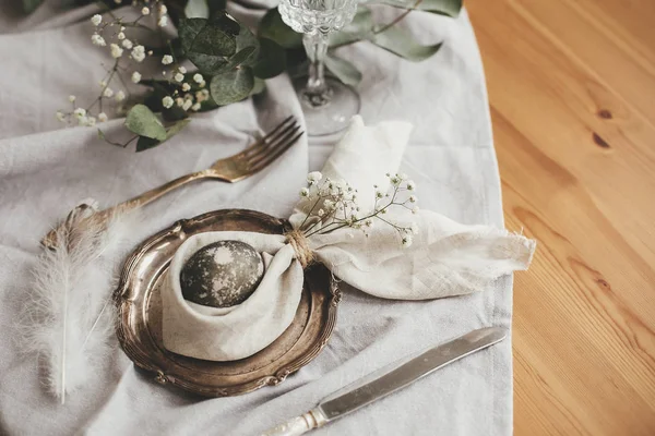 Elegante tavolo da brunch pasquale con uovo nel pisolino di coniglio pasquale — Foto Stock