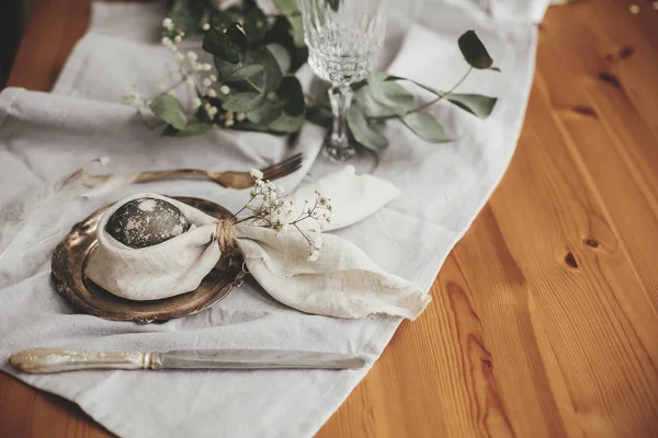 Elegante mesa de brunch de Pascua con huevo en la siesta de conejo de Pascua — Foto de Stock