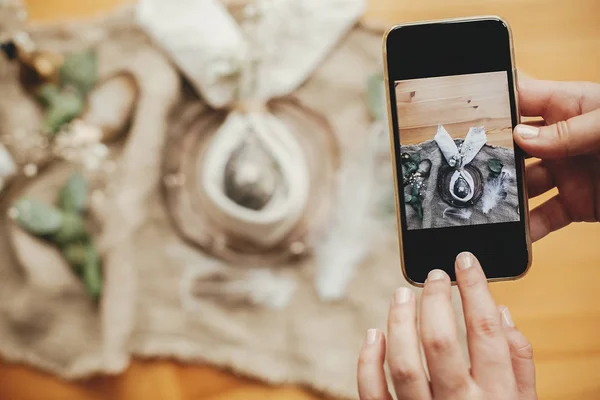 Tomando foto de la elegante puesta de Pascua plana de mesa con huevo i — Foto de Stock