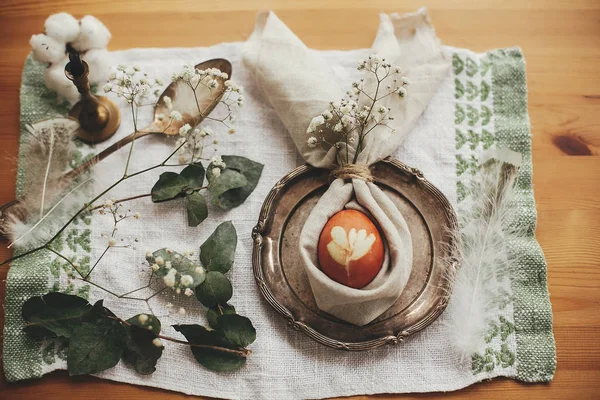 Stylish Easter brunch table setting with egg in easter bunny nap — ストック写真