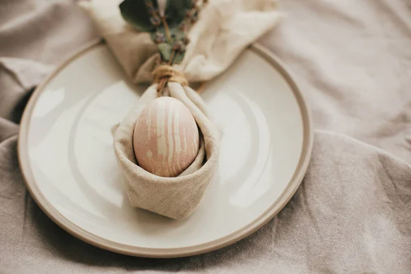 Elegante mesa de brunch de Pascua con huevo en la siesta de conejo de Pascua — Foto de Stock