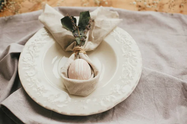 Elegante mesa de brunch de Pascua con huevo en la siesta de conejo de Pascua — Foto de Stock