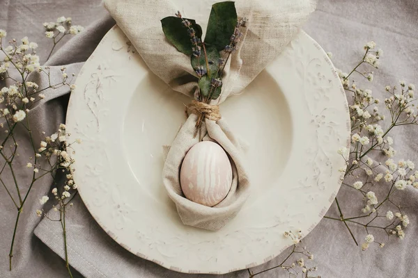 Elegante puesta plana de Pascua, mesa con huevo en conejo de Pascua — Foto de Stock