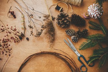 Yılbaşı çelengi atölyesi detayları. Firavun dalları, p