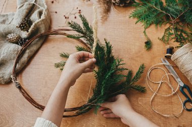 Ot tutan eller, köknar dalları, kozalaklar, böğürtlen, iplik, 