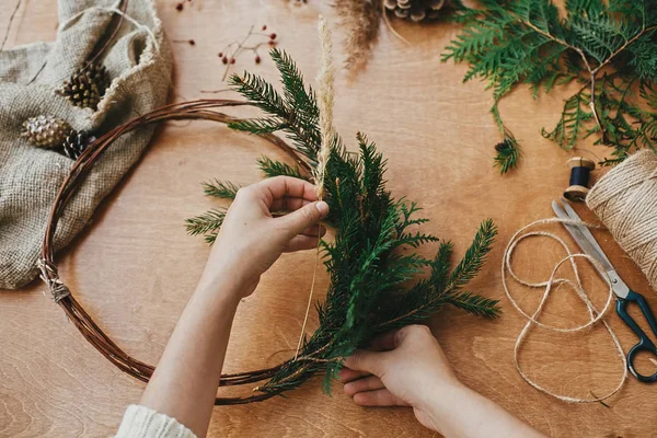 Ot tutan eller, köknar dalları, kozalaklar, böğürtlen, iplik, 