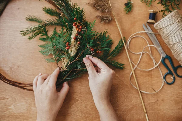 Christmas wreath workshop. Hands holding herbs, fir branches, pi — Stock Photo, Image