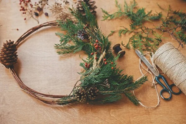 Couronne de Noël rustique. Couronne de Noël créative avec son de sapin — Photo