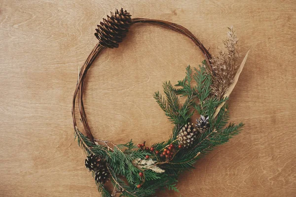 Boże Narodzenie rustykalny wieniec leżał płasko. Kreatywny wiejski wrak świąteczny — Zdjęcie stockowe