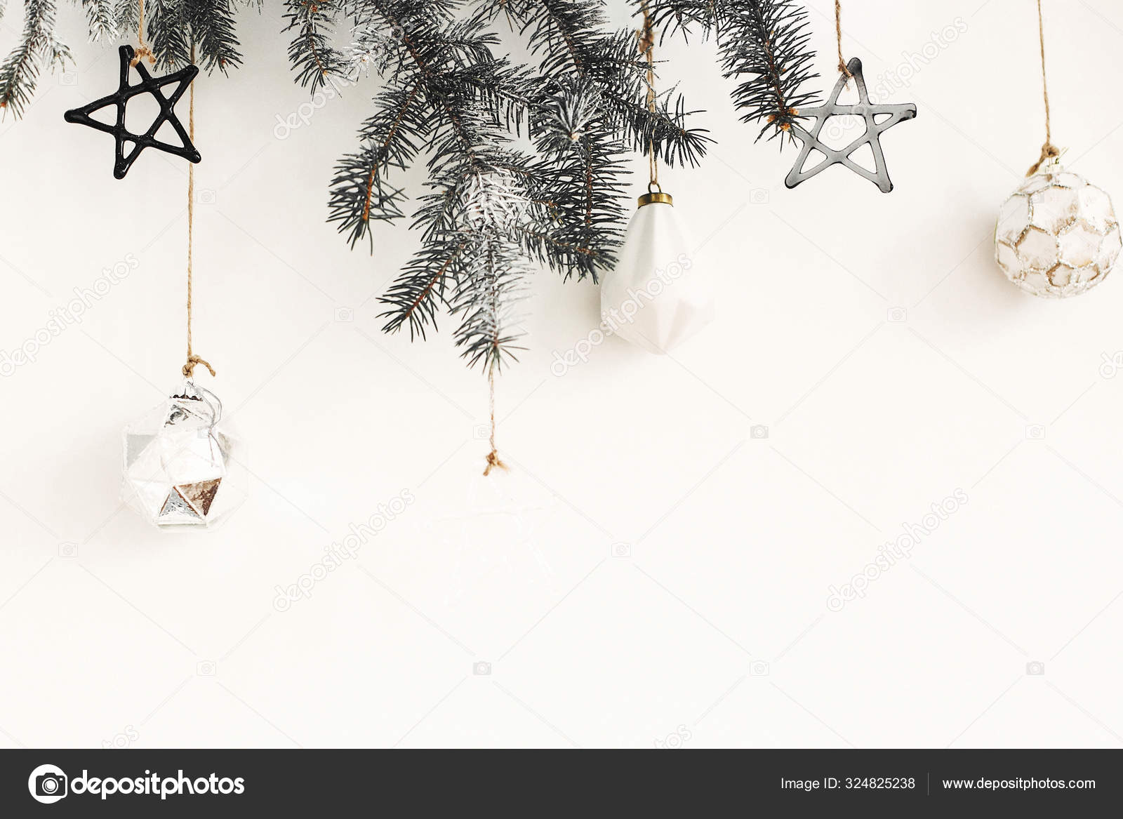 白い壁に掛けられたモミの枝にスタイリッシュなクリスマスオーナメント ストック写真 C Sonyachny