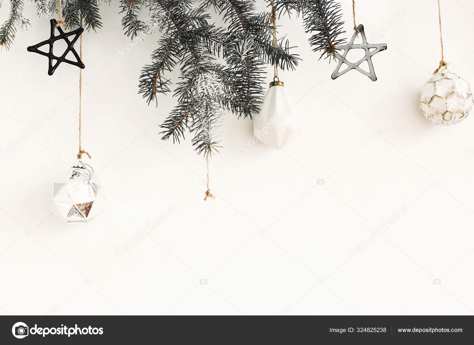白い壁に掛けられたモミの枝にスタイリッシュなクリスマスオーナメント ストック写真 C Sonyachny 白い壁に掛けられたモミの枝にスタイリッシュなクリスマスオーナメント ストック写真 C Sonyachny