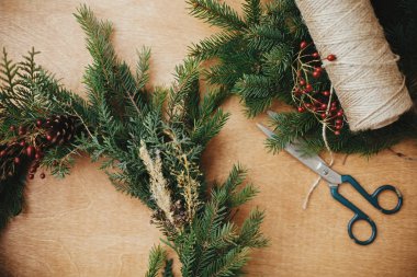 Noel çelengi atölyesi. Kırsal Noel çelengi düz yerde yatıyordu. Ateş