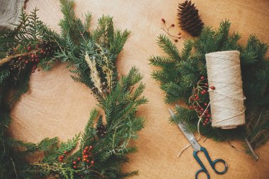 Kırsal Noel çelengi düz yerde yatıyordu. Dallar, çam kozalakları, üç