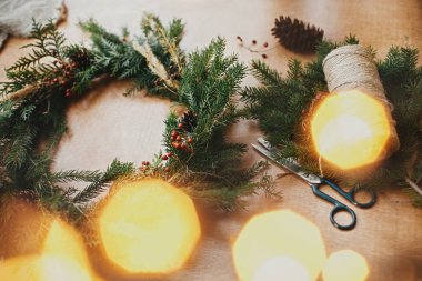 Kırsal Noel çelengi. Firavun dalları, kozalaklar, iplik, berri