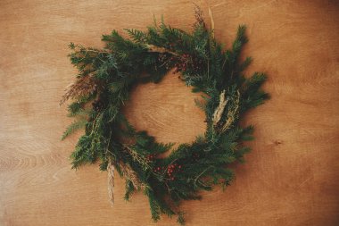 Noel kırsal çelengi düz yerde yatıyordu. Yaratıcı kırsal Noel çelengi