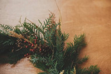 Noel kırsal çelengi yakın plan. Yaratıcı kırsal Noel çelengi