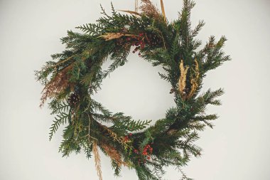 Noel kırsal çelengi. Fii ile yaratıcı kırsal noel çelengi