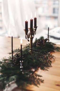 Şenlikli bir akşam yemeği için kırsal bir Noel düzenlemesi. Sütyen