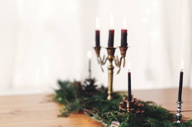 Şenlikli bir akşam yemeği için kırsal bir Noel düzenlemesi. Sütyen