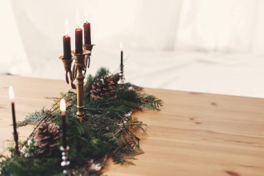 Şenlikli bir akşam yemeği için kırsal bir Noel düzenlemesi. Sütyen