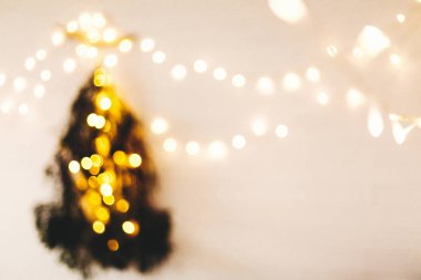 Soyut noel ağacı. Yılbaşı ağacının bulanık görüntüsü