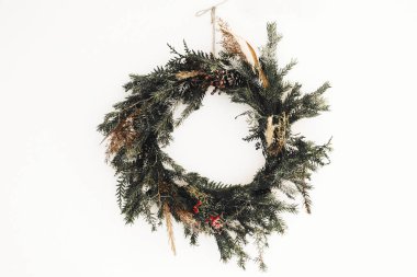 Çam dalları, kozalaklar ve böğürtlenlerden yapılmış Rustik Noel çelengi