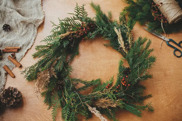 Corona rústica de Navidad plana yacía. Ramas de abeto, conos de pino, tres — Foto de Stock