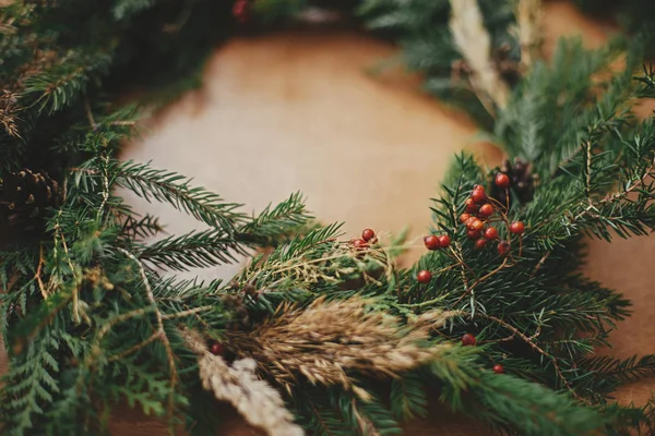 Rustikale Weihnachtskranz Detail Nahaufnahme. Tannenzweige, Tannenzapfen — Stockfoto