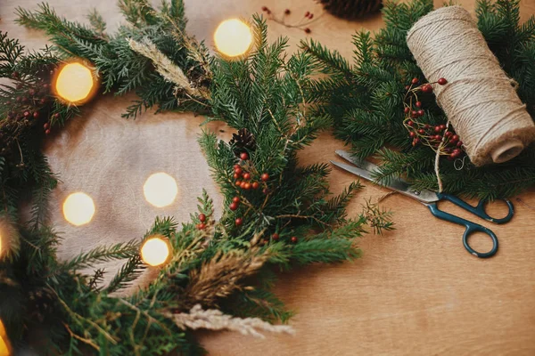 Corona rústica de Navidad. Ramas de abeto, conos de pino, hilo, berri —  Fotos de Stock