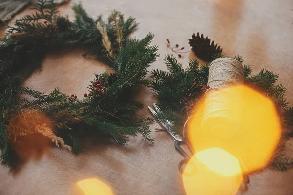 Романтичний різдвяний вінок. Ялинові гілки, соснові шишки, нитки, гілки — стокове фото