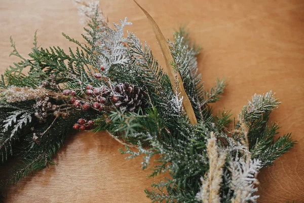 A grinalda de Natal rústica criativa fecha em cima da mesa de madeira. Detai. — Fotografia de Stock