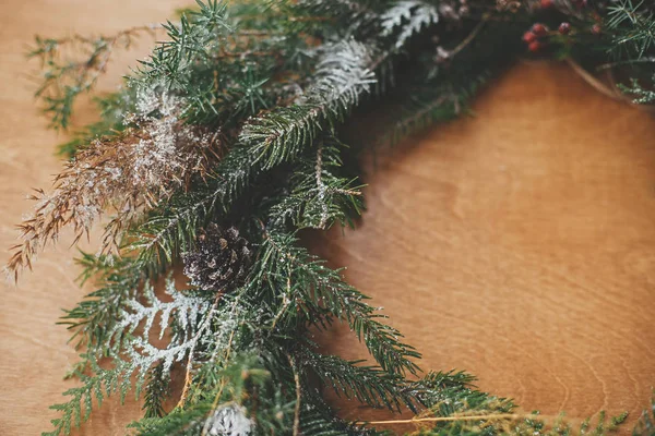 Weihnachten rustikalen Kranz Nahaufnahme. Kreativer ländlicher Adventskranz — Stockfoto