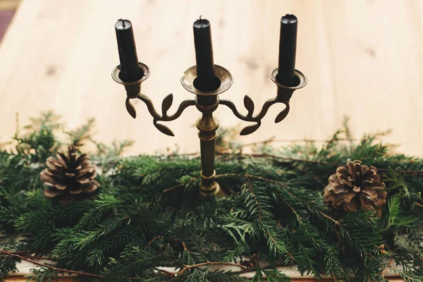 Arranjo de Natal rústico elegante para o jantar festivo. Fir gre — Fotografia de Stock