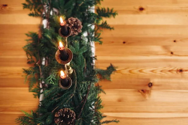 Elegante arreglo rústico de Navidad para la cena festiva. Sujetador abeto —  Fotos de Stock