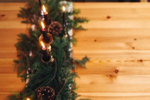 Elegante arreglo rústico de Navidad para la cena festiva. Sujetador abeto — Foto de Stock