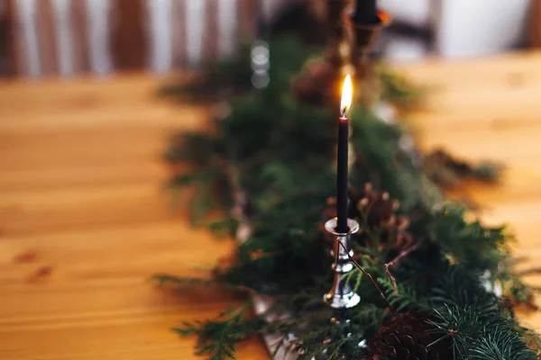 Elegante disposizione di Natale rustico per la cena festiva. Reggiseno in abete — Foto Stock