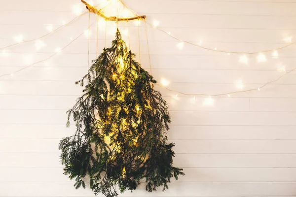 Concepto alternativo de árbol de navidad ecológico. Árbol de Navidad moderno ma —  Fotos de Stock