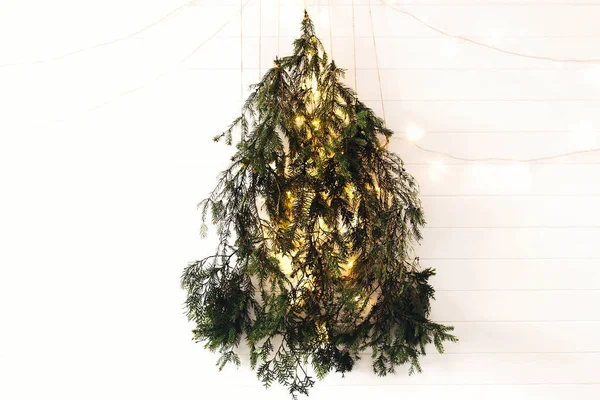 Árvore de Natal moderna feita de ramos de pinho com festivo dourado — Fotografia de Stock