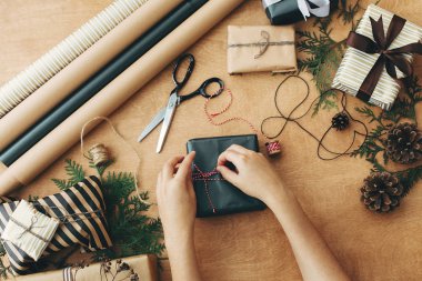 Mutlu noeller. Eller şık bir Noel hediyesi tutuyor.