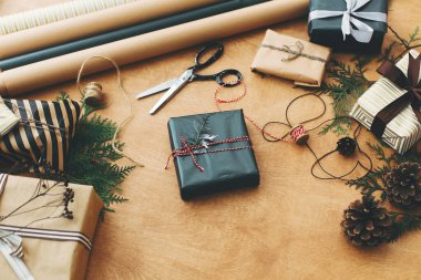 Süslü bir Noel hediyesi kutusu, siyah kağıt ve çam dalı ve...