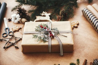 Mutlu noeller. Şık bir kırsal Noel hediyesi kutusu, paketleme kutusu.