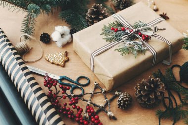 Mutlu noeller. Şık bir kırsal Noel hediyesi kutusu, paketleme kutusu.