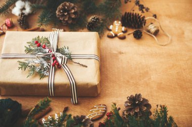 Şık kırsal noel hediyesi ve çam ağaçları, kozalaklar, zencefil