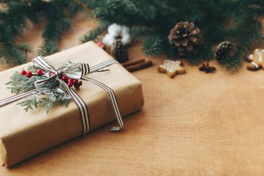 Mutlu noeller. Şık kırsal Noel hediyesi ve çam ağacı dalı.