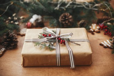 Şık kırsal noel hediyesi ve çam ağaçları, kozalaklar, zencefil